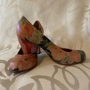 Beautiful, John Fluevog 8.5 dress shoe. Perfect addition for Spring and Summer.